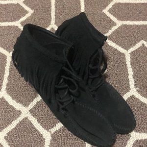 Black size 8 Minnetonka Tramper boots